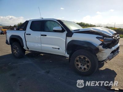 Czwarte zdjęcie samochodu z boku: 2024 TOYOTA TACOMA TRAILHUNTER HV VIN:3TYLF5LN5RT009386 - miniatura