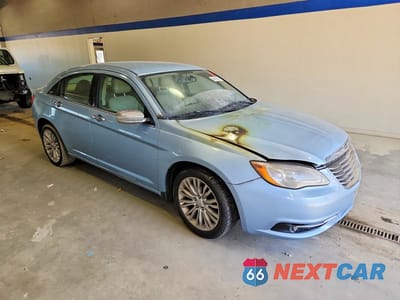 Czwarte zdjęcie samochodu z boku: 2012 CHRYSLER 200 LIMITED VIN:1C3CCBCB2CN175679 - miniatura