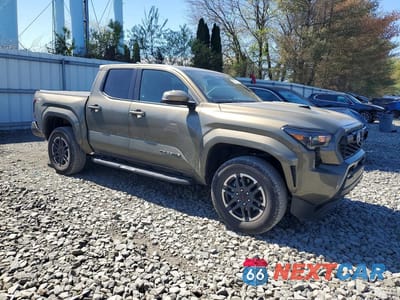 Czwarte zdjęcie samochodu z boku: 2025 TOYOTA TACOMA TRD SPORT VIN:3TMLB5JN0SM109296 - miniatura
