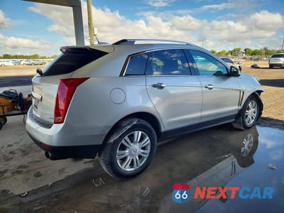 Trzecie zdjęcie samochodu z tyłu: 2016 CADILLAC SRX LUXURY COLLECTION VIN:3GYFNBE30GS581121 - miniatura
