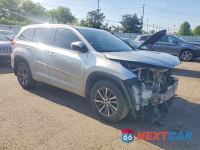 Czwarte zdjęcie samochodu z boku: 2018 TOYOTA HIGHLANDER XLE VIN:5TDJZRFH4JS810872 - miniatura