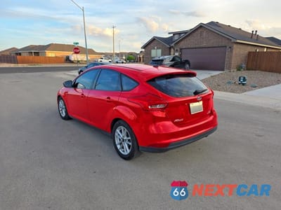 Trzecie zdjęcie samochodu z tyłu: 2016 FORD FOCUS SE VIN:1FADP3K29GL271005 - miniatura