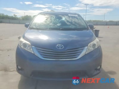 Piąte zdjęcie samochodu w środku: 2016 TOYOTA SIENNA XLE 8-PASSENGER VIN:5TDYK3DC9GS760163 - miniatura