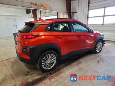 Trzecie zdjęcie samochodu z tyłu: 2020 HYUNDAI KONA SEL PLUS VIN:KM8K6CAA8LU567260 - miniatura