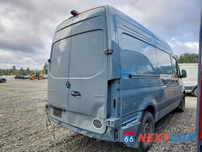 Trzecie zdjęcie samochodu z tyłu: 2024 MERCEDES BENZ SPRINTER 2500 UTILITY / SERVICE VAN VIN:W1Y4KBHY5RT176292 - miniatura