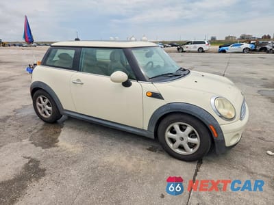 Czwarte zdjęcie samochodu z boku: 2010 MINI COOPER VIN:WMWMF3C51ATZ24145 - miniatura