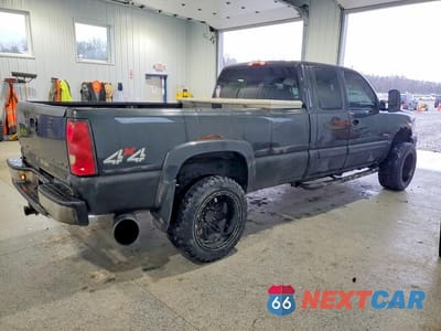 Trzecie zdjęcie samochodu z tyłu: 2004 CHEVROLET SILVERADO K2500 HEAVY DUTY VIN:1GCHK29204E271677 - miniatura
