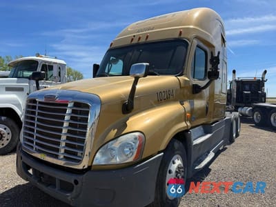 Drugie zdjęcie samochodu z przodu: 2017 FREIGHTLINER CASCADIA TRUCKS SEMI TRUCK VIN:3AKJGLDR7HSHV1147 - miniatura