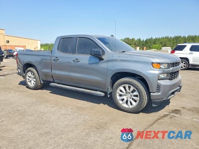 Czwarte zdjęcie samochodu z boku: 2022 CHEVROLET SILVERADO LTD C1500 CUSTOM VIN:1GCRWBEK4NZ185247 - miniatura