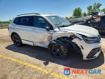 Czwarte zdjęcie samochodu z boku: 2023 VOLKSWAGEN TIGUAN SE R-LINE BLACK VIN:3VVCB7AX3PM138023 - miniatura
