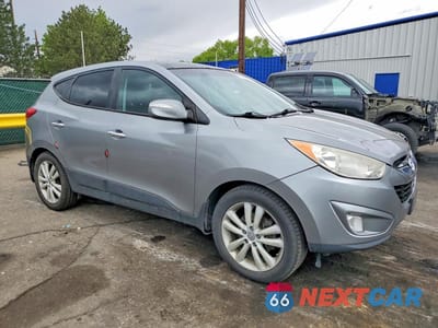 Czwarte zdjęcie samochodu z boku: 2013 HYUNDAI TUCSON LIMITED VIN:KM8JUCAC6DU690592 - miniatura