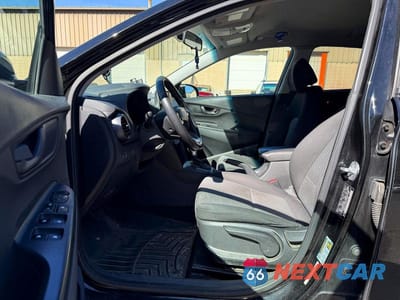 Piąte zdjęcie samochodu w środku: 2018 HYUNDAI KONA SEL VIN:KM8K2CAA0JU131639 - miniatura