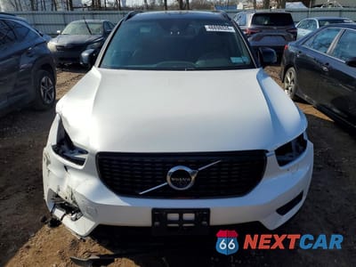 Piąte zdjęcie samochodu w środku: 2021 VOLVO XC40 T5 R-DESIGN VIN:YV4162UM5M2522514 - miniatura