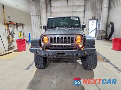 Piąte zdjęcie samochodu w środku: 2018 JEEP WRANGLER UNLIMITED SPORT VIN:1C4BJWDG7JL816249 - miniatura