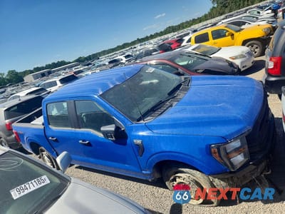Czwarte zdjęcie samochodu z boku: 2023 FORD F150 SUPERCREW VIN:1FTFW1E54PKE09068 - miniatura