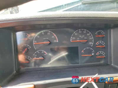 Zdjęcie 8 z 10 samochodu: 2006 VOLVO VN VNL - SEMI TRUCK VIN:4V4NC9GH56N416686 - miniatura