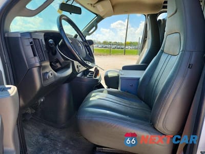 Zdjęcie 7 z 14 samochodu: 2020 CHEVROLET EXPRESS G2500 VIN:1GCWGAFG4L1269620 - miniatura