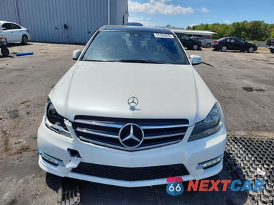Piąte zdjęcie samochodu w środku: 2014 MERCEDES-BENZ C 250 VIN:WDDGF4HB9EG215990 - miniatura