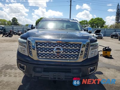 Piąte zdjęcie samochodu w środku: 2017 NISSAN TITAN XD PLATINUM RESERVE VIN:1N6BA1F42HN561043 - miniatura