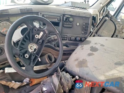 Piąte zdjęcie samochodu w środku: 2019 FREIGHTLINER CASCADIA 125 SEMI TRUCK VIN:3AKNGEDR2KSKT2136 - miniatura