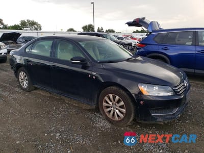 Czwarte zdjęcie samochodu z boku: 2013 VOLKSWAGEN PASSAT S VIN:1VWAP7A3XDC139829 - miniatura