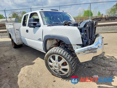 Czwarte zdjęcie samochodu z boku: 2006 CHEVROLET SILVERADO K3500 VIN:1GBJK39D36E257689 - miniatura