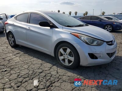 Czwarte zdjęcie samochodu z boku: 2013 HYUNDAI ELANTRA GLS VIN:KMHDH4AE0DU867713 - miniatura
