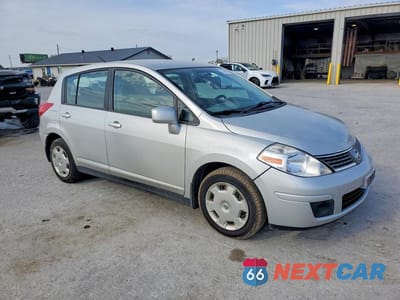 Czwarte zdjęcie samochodu z boku: 2009 NISSAN VERSA 1.8 S VIN:3N1BC13E39L360282 - miniatura