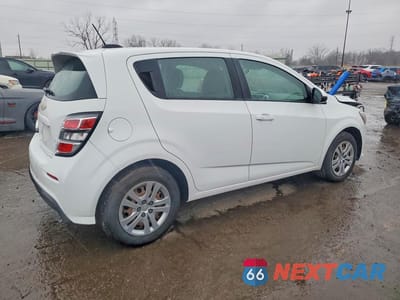 Trzecie zdjęcie samochodu z tyłu: 2019 CHEVROLET SONIC VIN:1G1JG6SB1K4128091 - miniatura