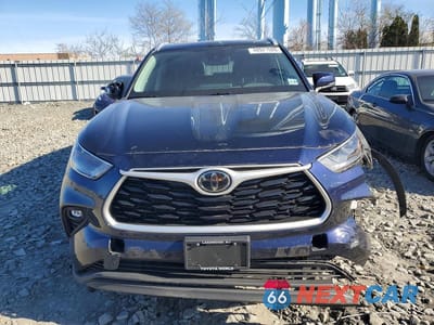 Piąte zdjęcie samochodu w środku: 2022 TOYOTA HIGHLANDER XLE VIN:5TDHZRBH1NS582825 - miniatura