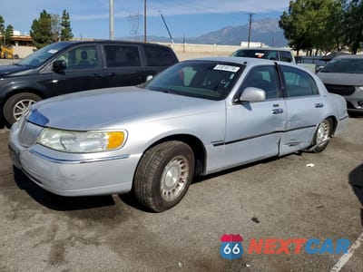 2002 LINCOLN TOWN CAR EXECUTIVE 1LNHM81W12Y661352 - główne zdjęcie licytacji z USA - miniatura