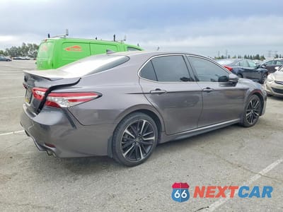 Trzecie zdjęcie samochodu z tyłu: 2019 TOYOTA CAMRY XSE VIN:4T1B61HK9KU832270 - miniatura