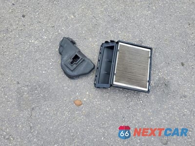 Zdjęcie 12 z 12 samochodu: 2016 MERCEDES-BENZ C 300 4MATIC VIN:55SWF4KB0GU100799 - miniatura