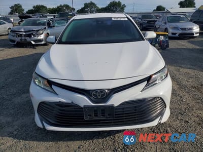 Piąte zdjęcie samochodu w środku: 2020 TOYOTA CAMRY LE VIN:4T1C11AK7LU994414 - miniatura
