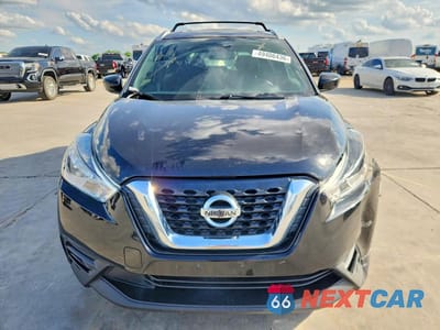 Piąte zdjęcie samochodu w środku: 2018 NISSAN KICKS SV VIN:3N1CP5CU0JL511851 - miniatura