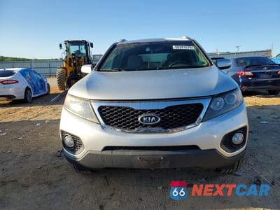 Piąte zdjęcie samochodu w środku: 2012 KIA SORENTO LX VIN:5XYKTDA67CG308680 - miniatura