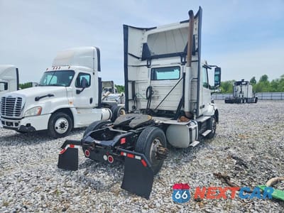 Czwarte zdjęcie samochodu z boku: 2017 VOLVO VNL SEMI TRUCK VIN:4V4N39TGXHN988143 - miniatura