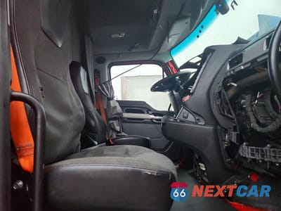 Piąte zdjęcie samochodu w środku: 2022 KENWORTH T680 SEMI TRUCK VIN:1XKYD49X5NJ483814 - miniatura