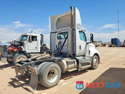Czwarte zdjęcie samochodu z boku: 2018 INTERNATIONAL LT625 SEMI TRUCK VIN:1HSDYAPR6JH698256 - miniatura