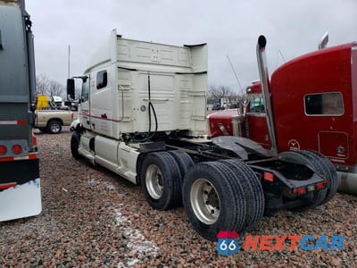 Trzecie zdjęcie samochodu z tyłu: 2020 VOLVO VN VNL - SEMI TRUCK VIN:4V4NC9EH1LN197238 - miniatura
