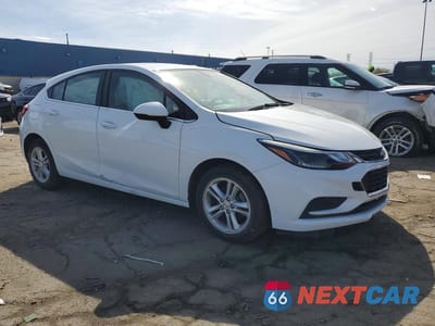 Czwarte zdjęcie samochodu z boku: 2018 CHEVROLET CRUZE LT VIN:3G1BE6SM8JS610809 - miniatura