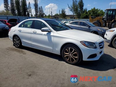 Czwarte zdjęcie samochodu z boku: 2017 MERCEDES-BENZ C 300 VIN:55SWF4JBXHU201125 - miniatura