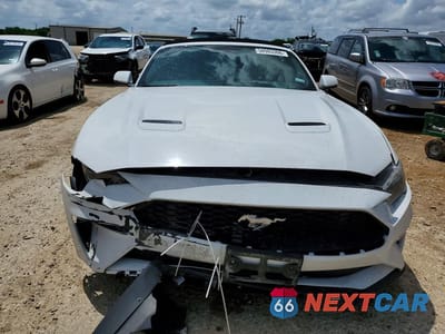 Piąte zdjęcie samochodu w środku: 2020 FORD MUSTANG VIN:1FATP8UH6L5125783 - miniatura