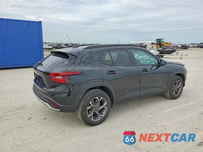 Trzecie zdjęcie samochodu z tyłu: 2026 CHEVROLET TRAX 1LT VIN:KL77LHEP3TC118313 - miniatura