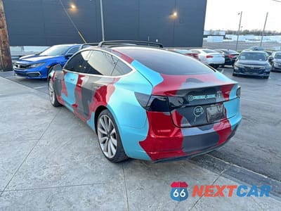Trzecie zdjęcie samochodu z tyłu: 2019 TESLA MODEL 3 VIN:5YJ3E1EB7KF393028 - miniatura