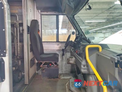Zdjęcie 11 z 13 samochodu: 2013 ISUZU NPR VIN:JALB4T176D7W00916 - miniatura