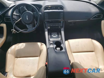 Zdjęcie 8 z 12 samochodu: 2017 JAGUAR F-PACE VIN:SADCS2BV8HA490208 - miniatura