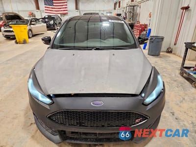 Piąte zdjęcie samochodu w środku: 2017 FORD FOCUS ST VIN:1FADP3L91HL306777 - miniatura
