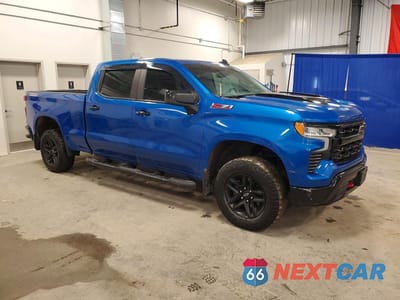 Czwarte zdjęcie samochodu z boku: 2022 CHEVROLET SILVERADO K1500 LT TRAIL BOSS VIN:3GCPDFEK3NG512645 - miniatura
