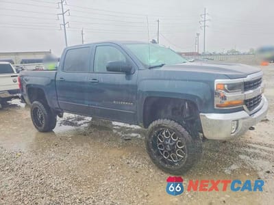 Czwarte zdjęcie samochodu z boku: 2018 CHEVROLET SILVERADO K1500 LT VIN:3GCUKREC9JG389754 - miniatura